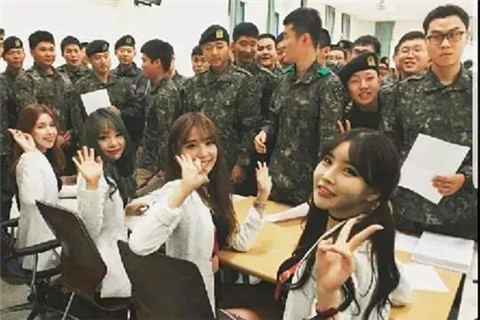 当性感女团遇到韩国士兵，少不了一场原始大狂欢26